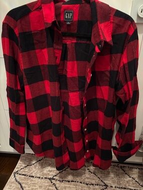GAP Red and Black Buffalo Plaid Button-Up Shirt